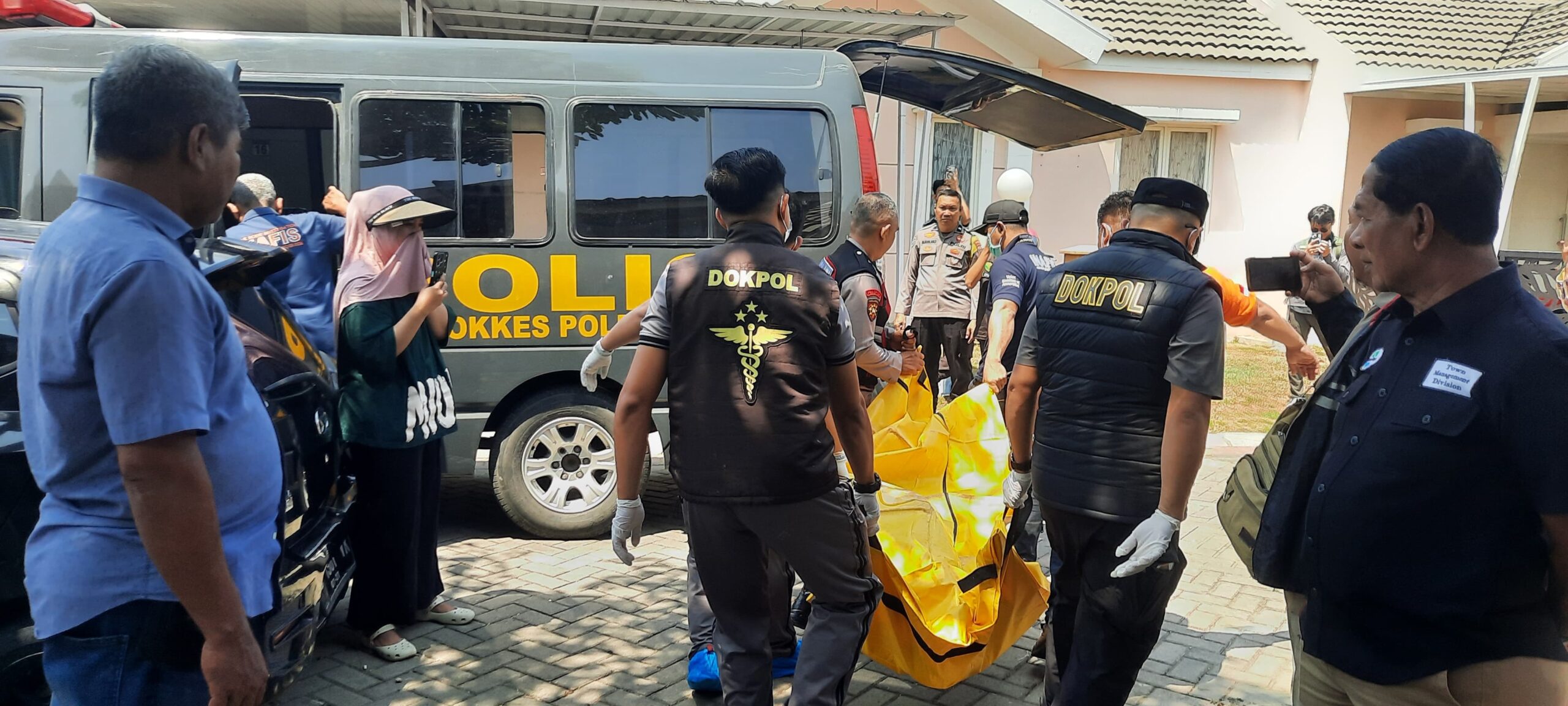 WARGA KACCIA GEGER, SEORANG WARGA DITEMUKAN TAK BERNYAWA DIRUMAH KONTRAKANNYA