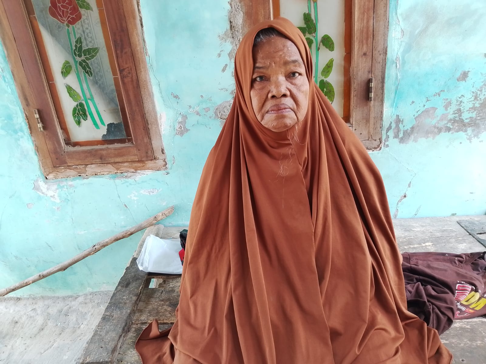 Wastini (66 tahun) Bersama Anaknya, Budi (40 tahun) Penderita ODGJ Tak Pernah Terima Bantuan Pemerintah.