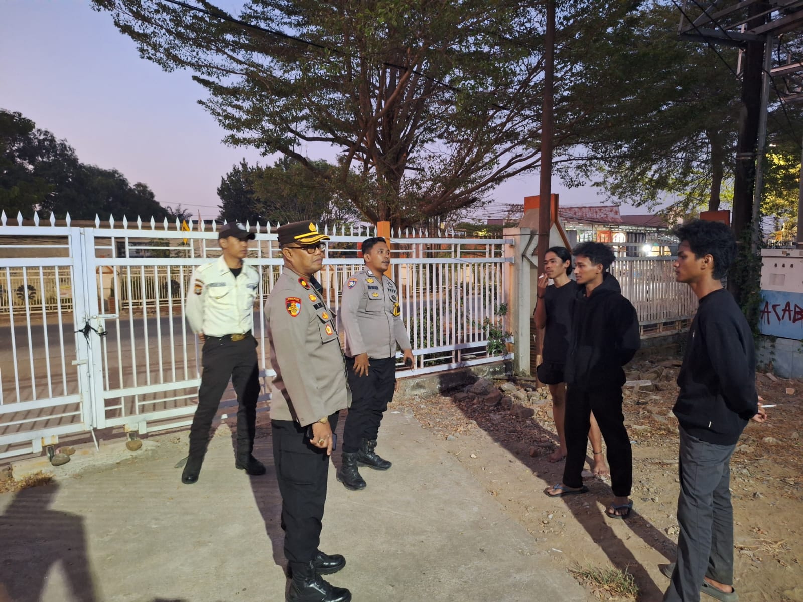 Antisipasi Bentrok Susulan, Kapolsek Tamalate bersama piket fungsi Berjaga di Kampus UNM Parangtambung.