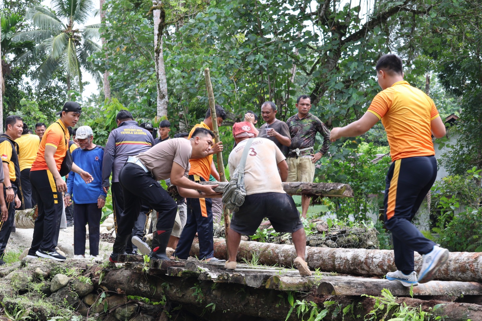Jembatan Demba Butuh Perhatian, Kapolres Nias Selatan Ajak Warga Bergerak Bersama.
