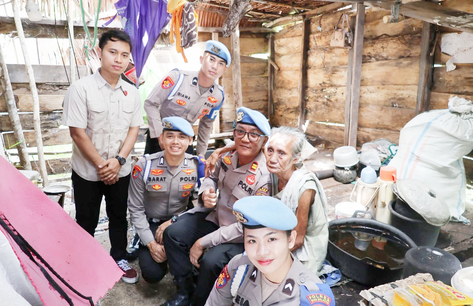 Di Hari Jadi Propam Polri yang ke-24 Tahun, Sipropam Polres Nias Selatan Berbagi Kasih kepada Ibu Lansia 65 Tahun