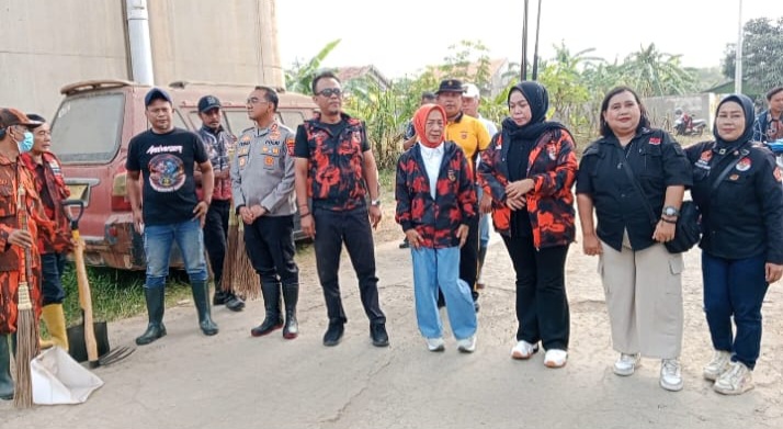 Cegah Banjir Musim Hujan, Polres Purwakarta Bersama Ormas dan Warga Bersihkan Sungai Cikembang