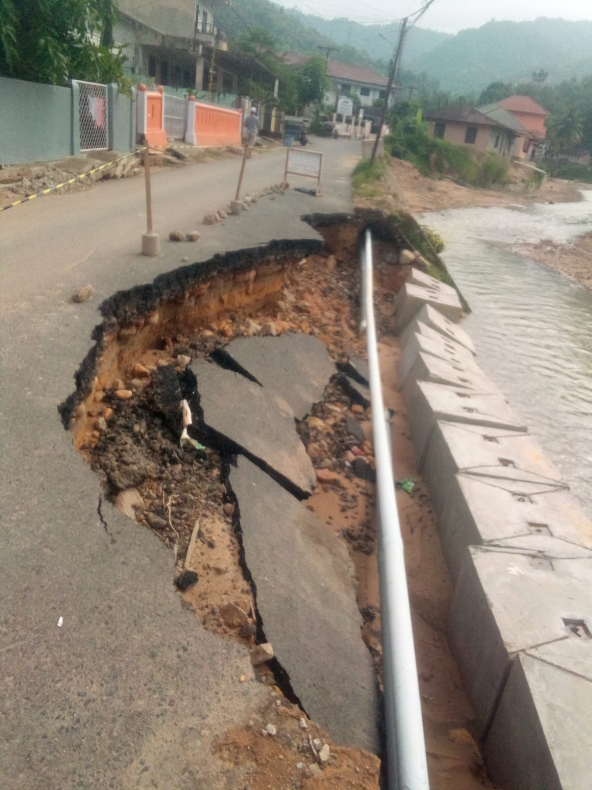 Setahun Pasca Bencana ,Jalan Jenderal Panggabean Sibolga Sumatera Utara Dibiarkan Menganga,