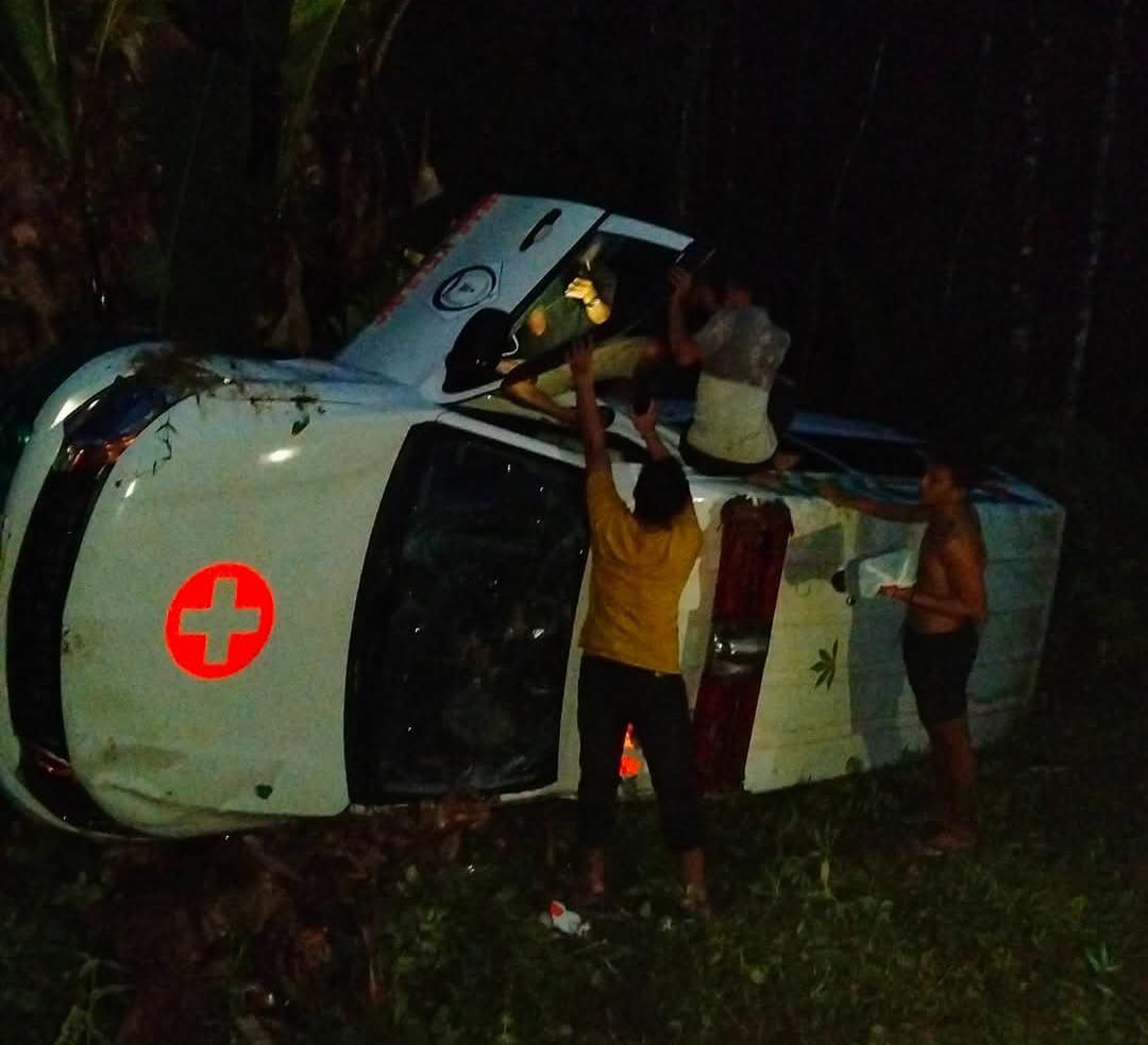 Ambulans Puskesmas Lolomatua Terguling Akibat Jalan Longsor, Tiga Orang Luka Ringan