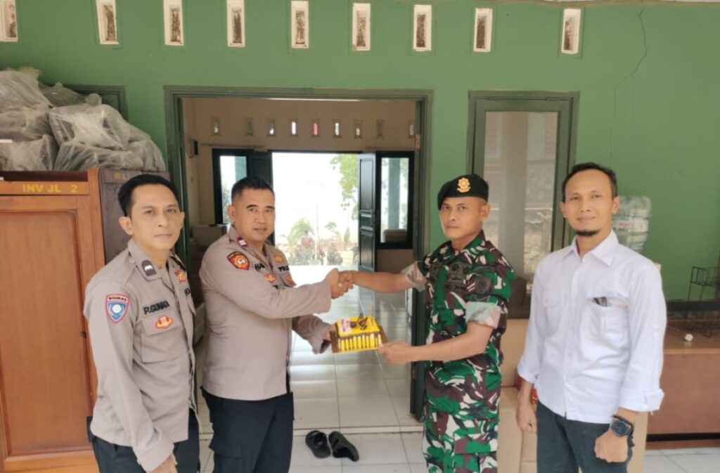 Polsek Sukasari Berikan Kue HUT ke-81 TNI, Perkuat Sinergitas TNI-Polri