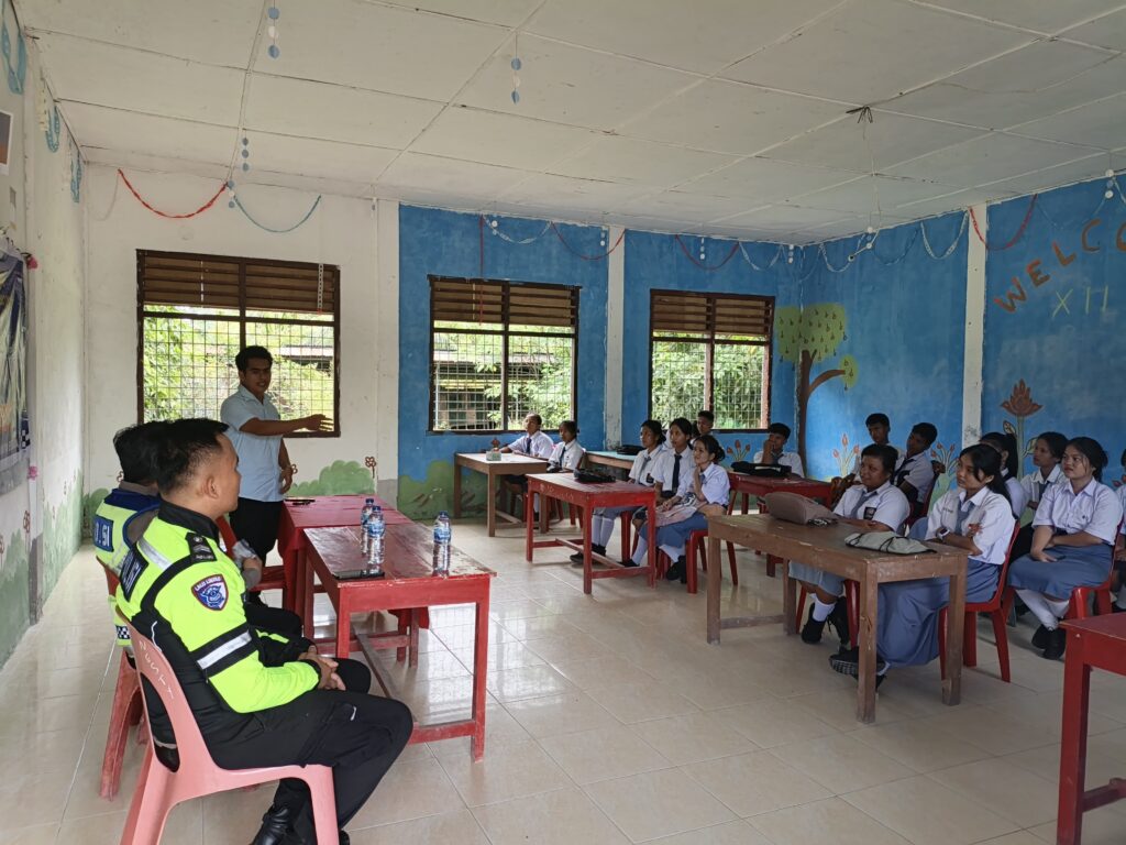 Polantas Karib Sambangi Pelajar SMK Swasta Amalmas Lahusa, Sat Lantas Polres Nias Selatan Edukasi Tertib Berlalu Lintas