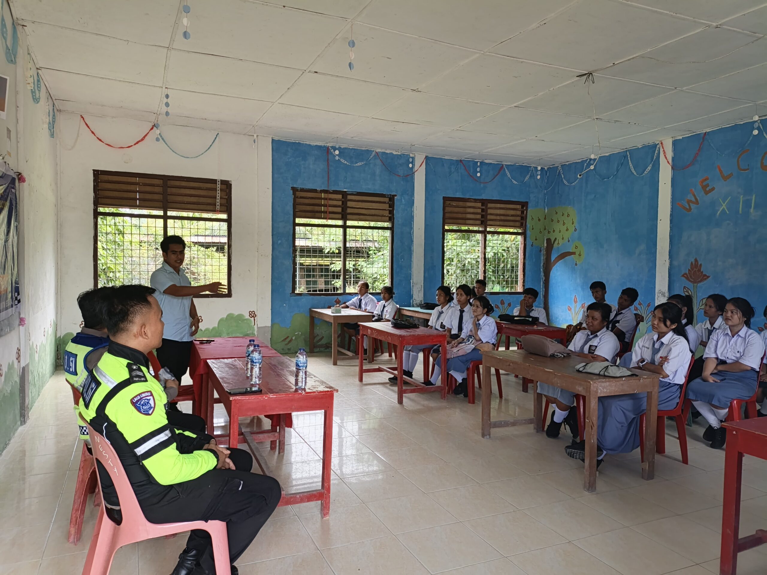 Polantas Karib Sambangi Pelajar SMK Swasta Amalmas Lahusa, Sat Lantas Polres Nias Selatan Edukasi Tertib Berlalu Lintas