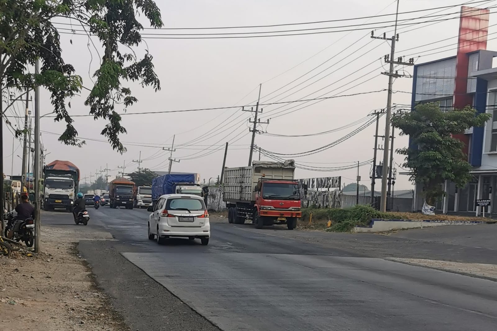 RIKHA PERMATASARI: KESELAMATAN JALAN DAN KEBUTUHAN ISTIRAHAT SOPIR TRUK DI GRESIK SELATAN HARUS DIJAMIN