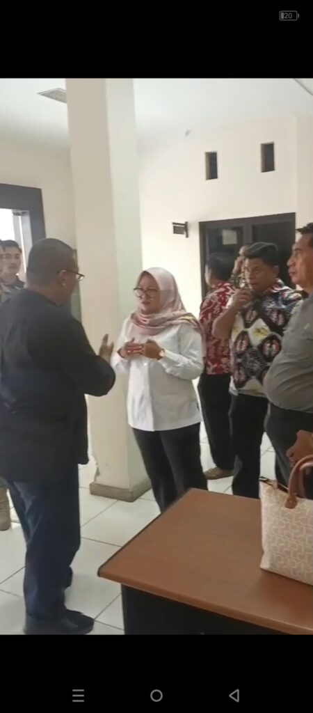 Rapat Pansus Raperda DPRD Lamongan Molor dan Sepi, Diprotes Aktivis JAMAL