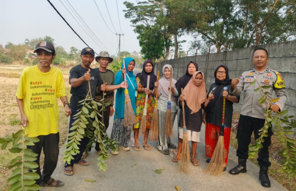 Ngosrek Bersama Muspika, Bhabinkamtibmas Polsek Cibatu Ajak Warga Jaga Kebersihan Lingkungan