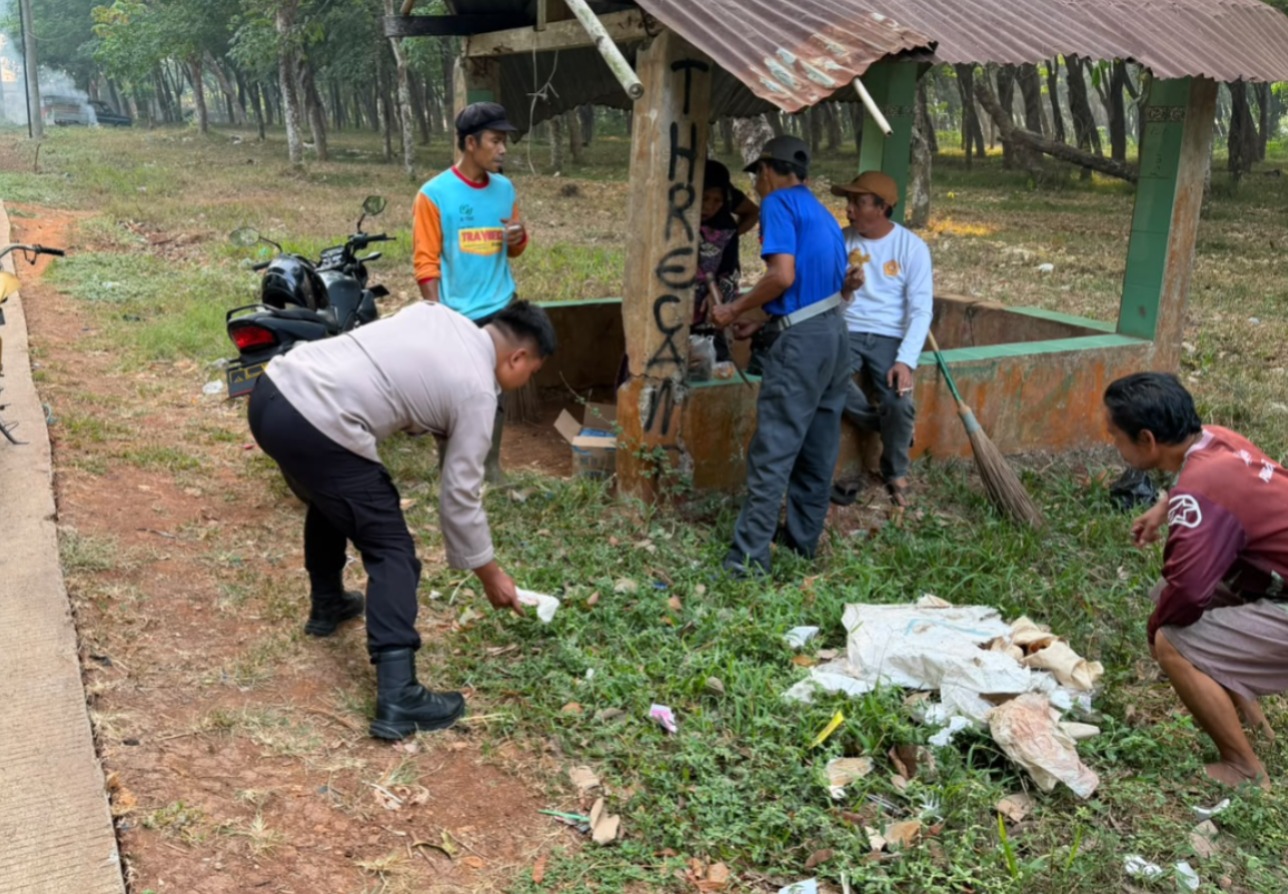 Ngosrek Bareng Aparatur Desa, Bhabinkamtibmas Polsek Campaka Ajak Warga Peduli Lingkungan