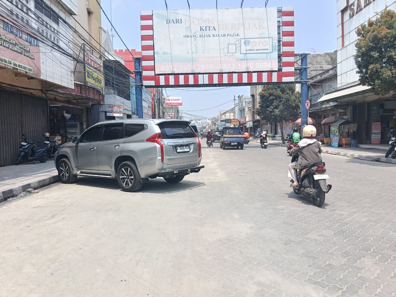 PAVING BLOK TUPAREV DISOROT! ASKUN DESAK BUPATI KARAWANG BONGKAR DAN KEMBALI KE ASPAL