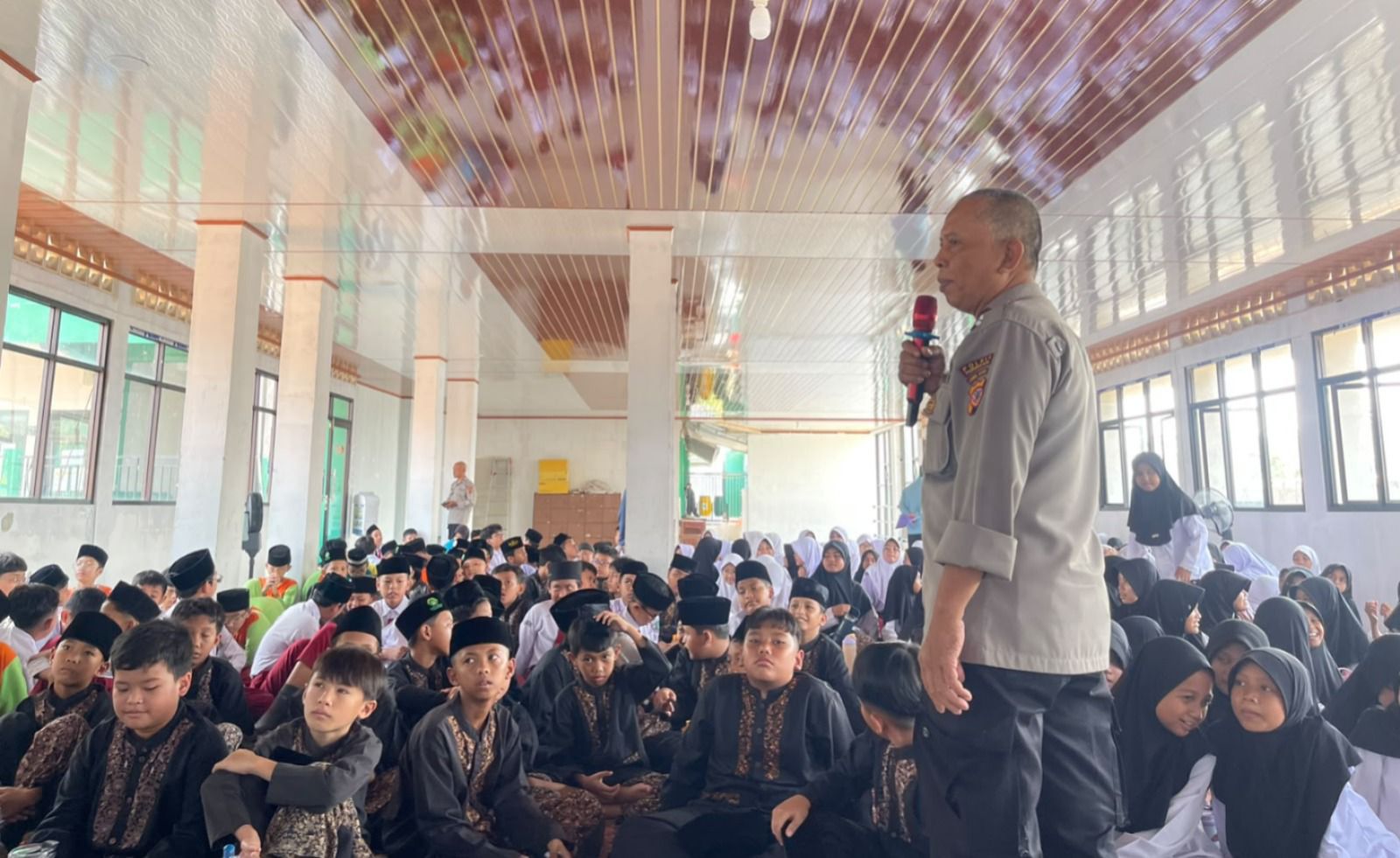 KEPOLISIAN RESOR PURWAKARTA SEKSI HUBUNGAN MASYARAKAT SIARAN PERS TENTANG Sat Binmas Polres Purwakarta edukasi 155 siswa tentang bahaya bullying