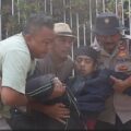 Di tengah penyaluran air bersih, Kanit Dalmas Polres Purwakarta sigap bantu korban kecelakaan