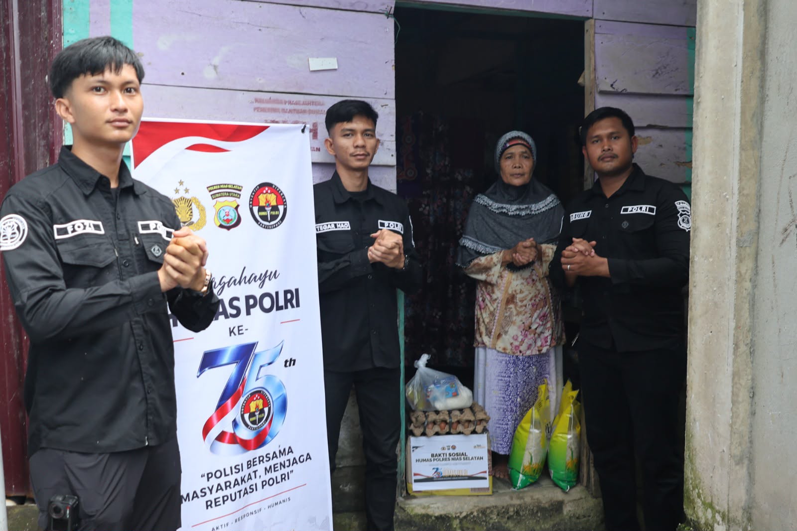 Polri Hadir di Tengah Masyarakat HUT ke-75 Humas Polri, Polres Nias Selatan Berbagi Kebahagiaan