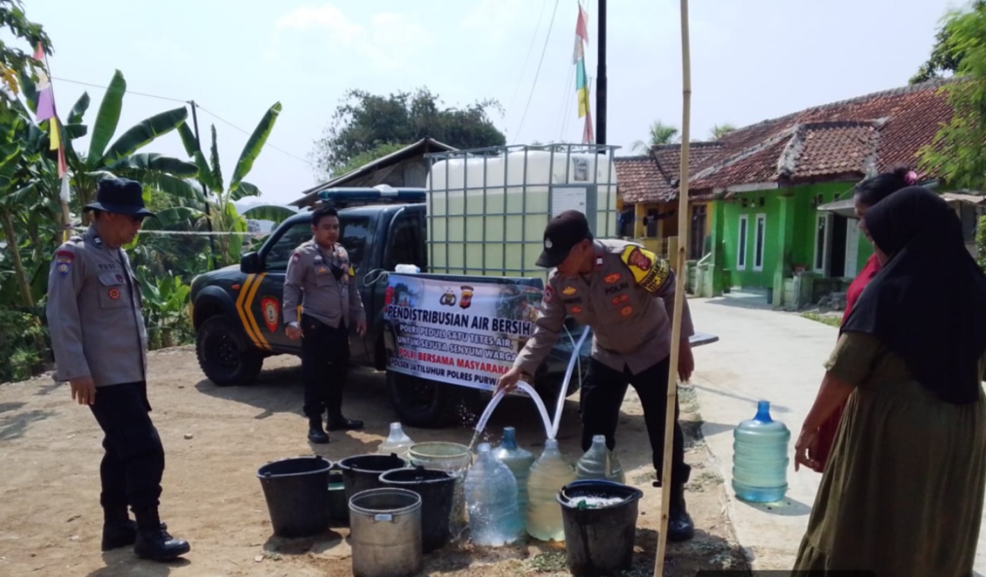 Peduli Warga di Musim Kemarau, Polsek Jatiluhur Salurkan 1.000 Liter Air Bersih ke Desa Cisalada