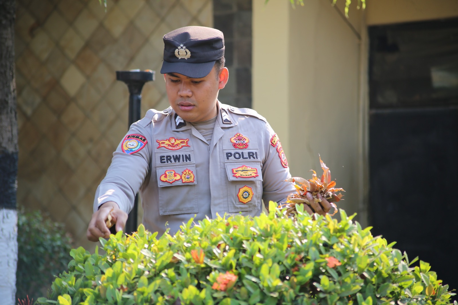 Wakapolres Purwakarta Pimpin Jumat Bersih, Dukung Green Policing untuk Lingkungan Pelayanan yang Nyaman