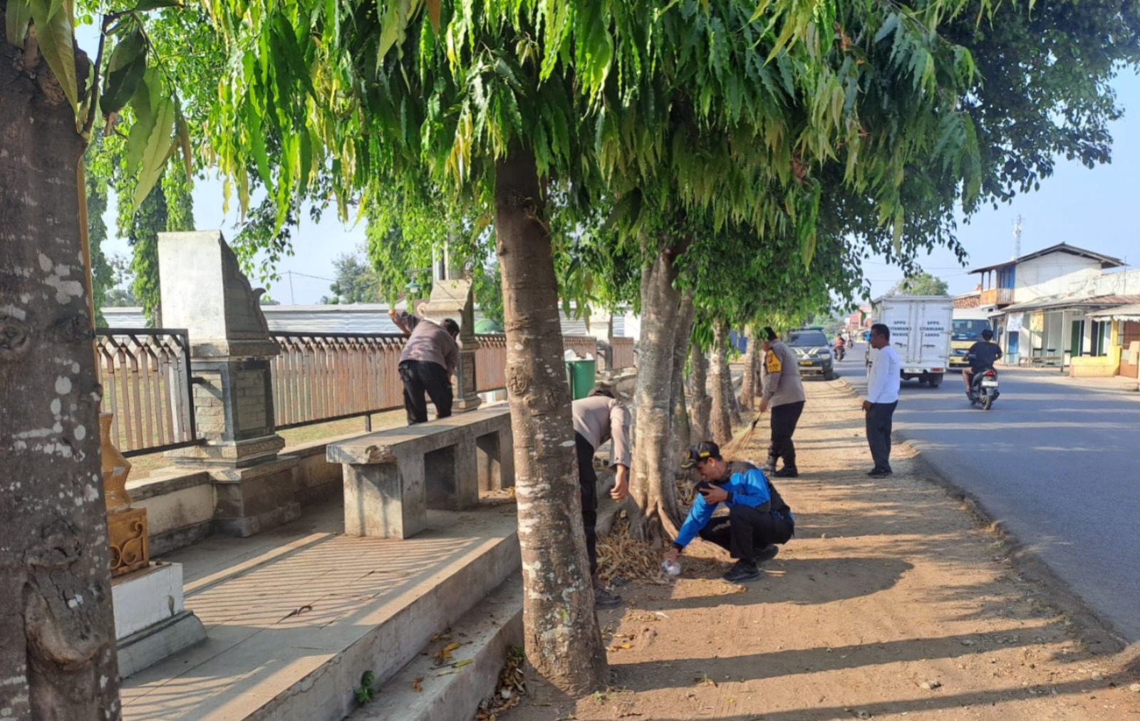 KEPOLISIAN RESOR PURWAKARTA SEKSI HUBUNGAN MASYARAKAT Polsek Maniis Bersama Kecamatan Gelar Jumat Bersih, Dukung Program Green Policing