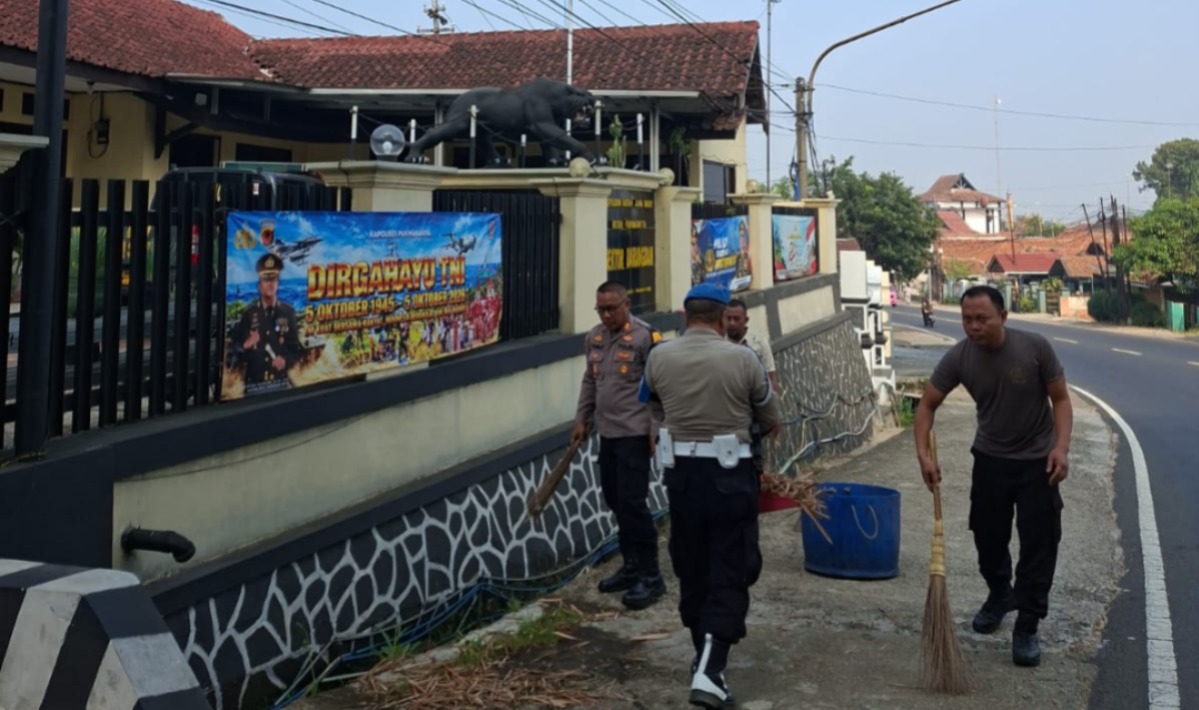 KEPOLISIAN RESOR PURWAKARTA  SEKSI HUBUNGAN MASYADukung Green Policing, Polsek Darangdan Bersihkan Halaman Mako dan Saluran Air