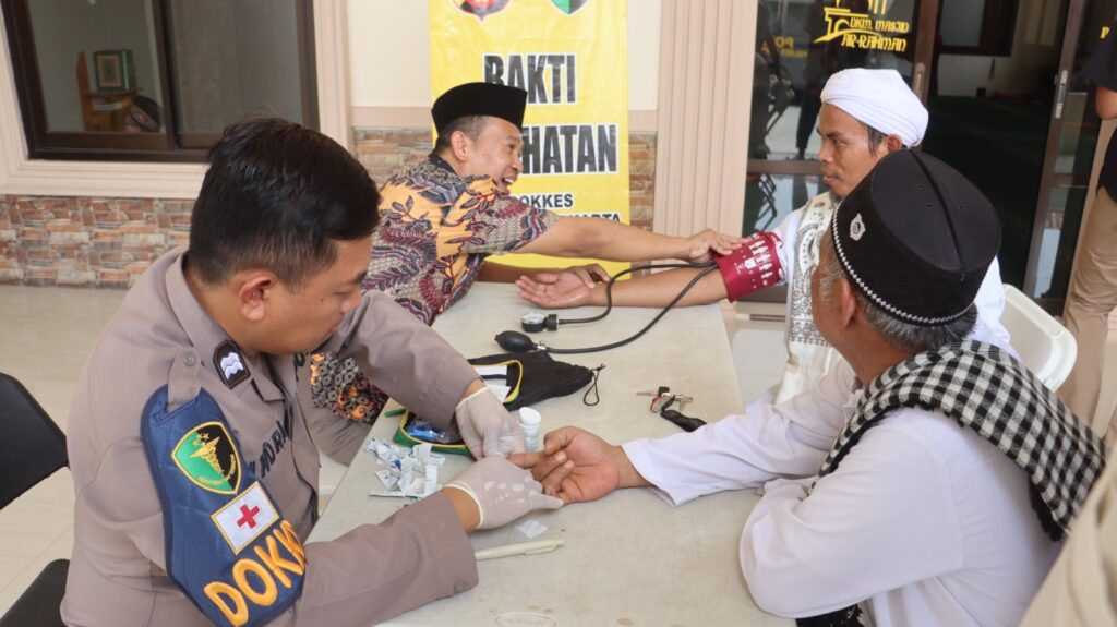 Dokkes Polres Purwakarta Berikan Pemeriksaan Kesehatan Gratis kepada Jemaah Sebelum Salat Jumat