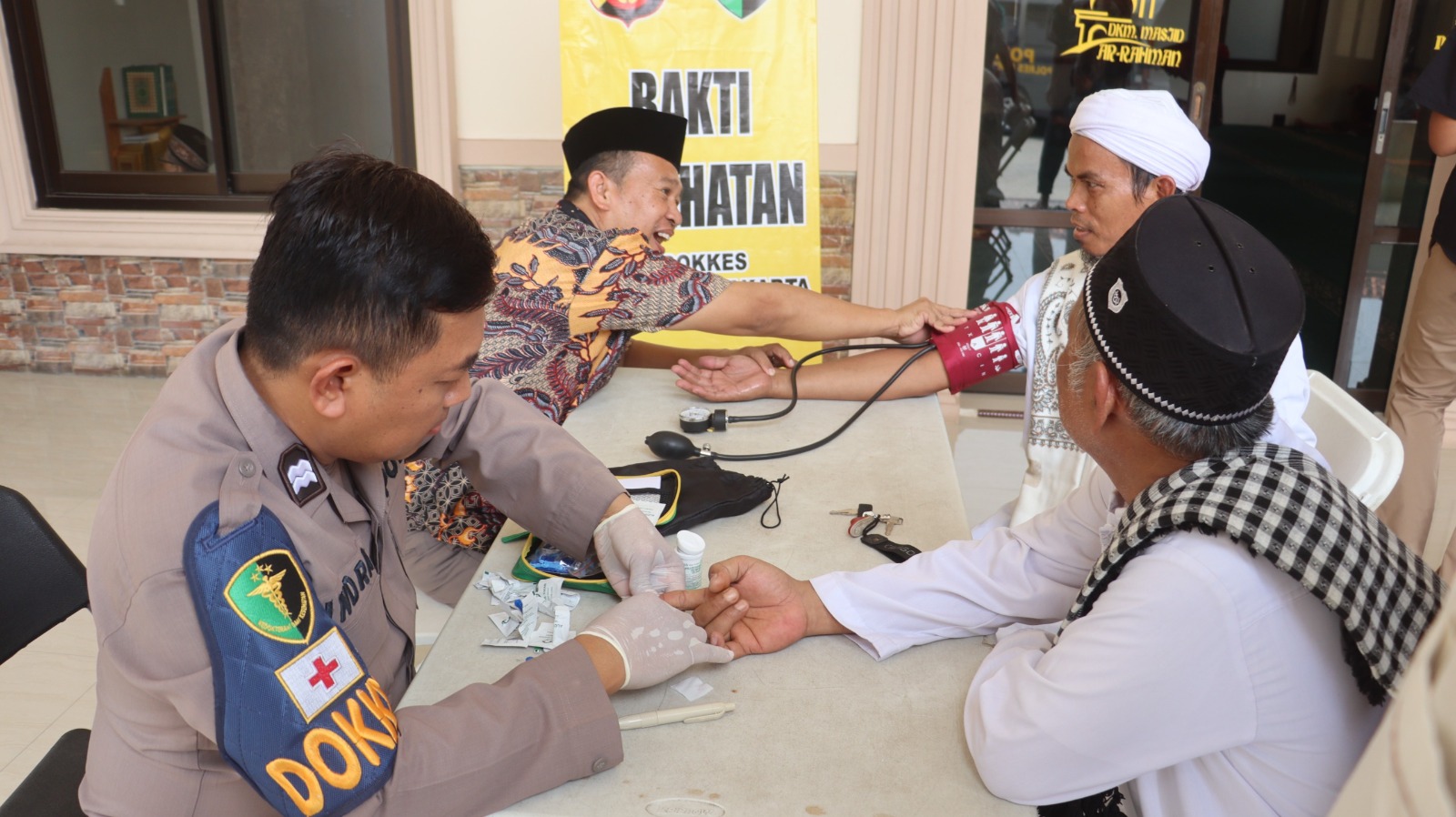 Dokkes Polres Purwakarta Berikan Pemeriksaan Kesehatan Gratis kepada Jemaah Sebelum Salat Jumat