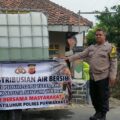 Peduli Warga Terdampak Kemarau, Polsek Jatiluhur Salurkan 1.000 Liter Air Bersih ke Desa Parakanlima