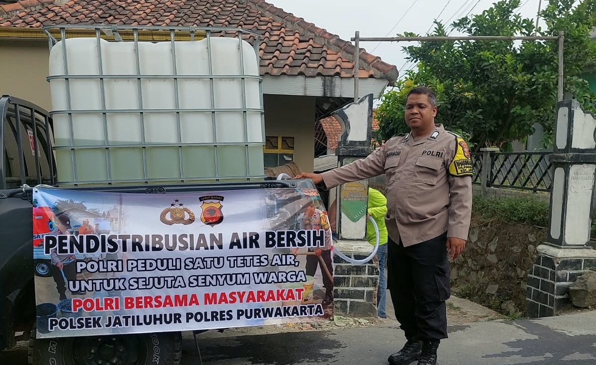 Peduli Warga Terdampak Kemarau, Polsek Jatiluhur Salurkan 1.000 Liter Air Bersih ke Desa Parakanlima