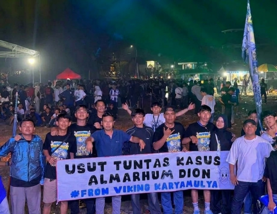 Solidaritas Suporter: Viking Karyamulya Bentangkan Spanduk Tuntut Pengusutan Kasus Kematian Almarhum Dion di Karawang