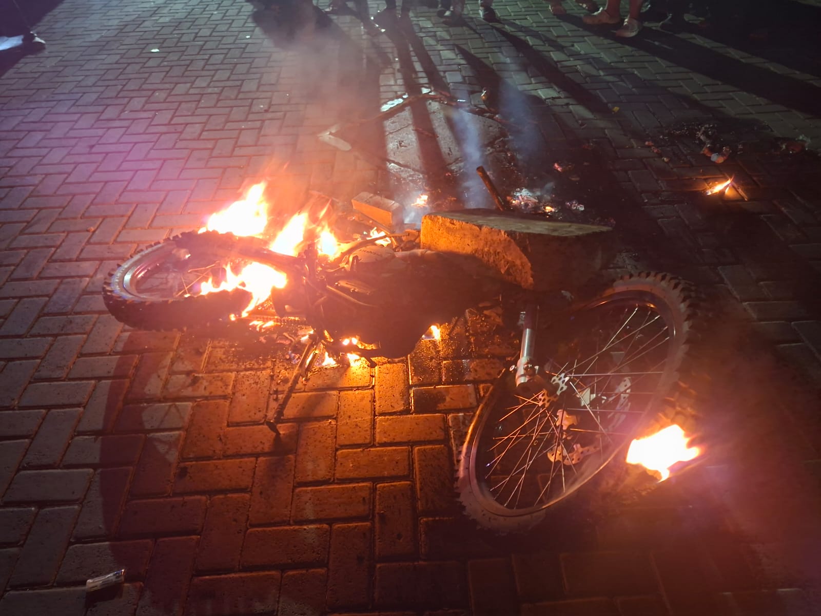Geng Motor Ancam Ojol Pakai Busur, Satu Kendaraan Roda Dua Dibakar