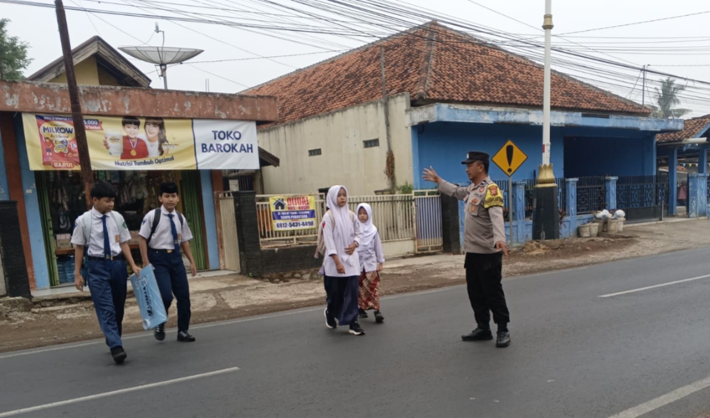 Berangkat Sekolah Disambut Polisi, Pulang Membawa Cerita!