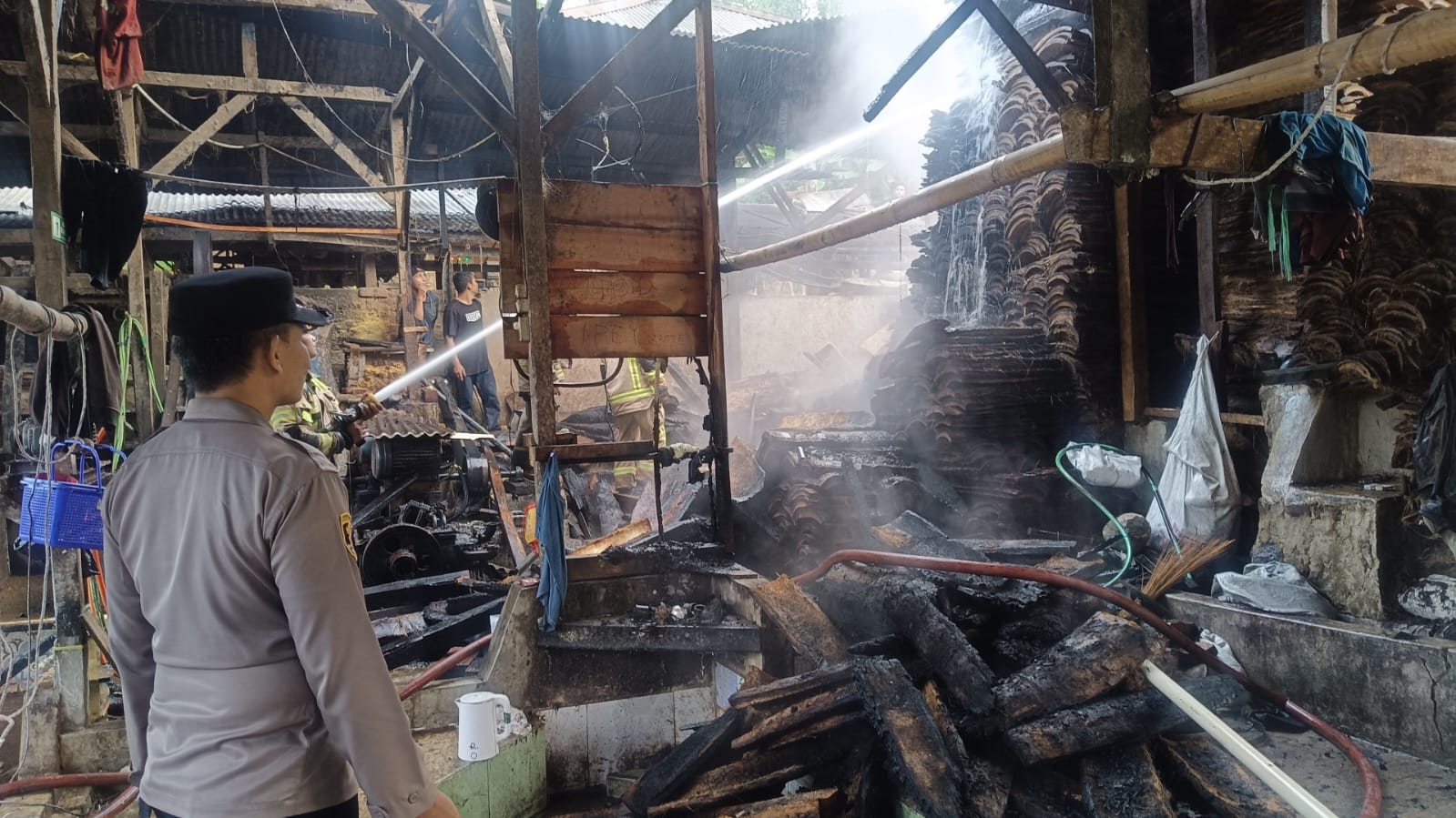 Polsek Bojong Cek Lokasi Kebakaran Gudang Pembuatan Aci Karung di Bojong Timur