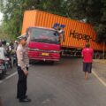 Kontainer Melintang di Jembatan Ciherang, Polsek Campaka Bergerak Atur Lalu Lintas hingga Evakuasi Kendaraan