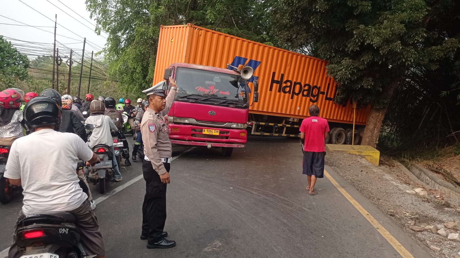 Kontainer Melintang di Jembatan Ciherang, Polsek Campaka Bergerak Atur Lalu Lintas hingga Evakuasi Kendaraan