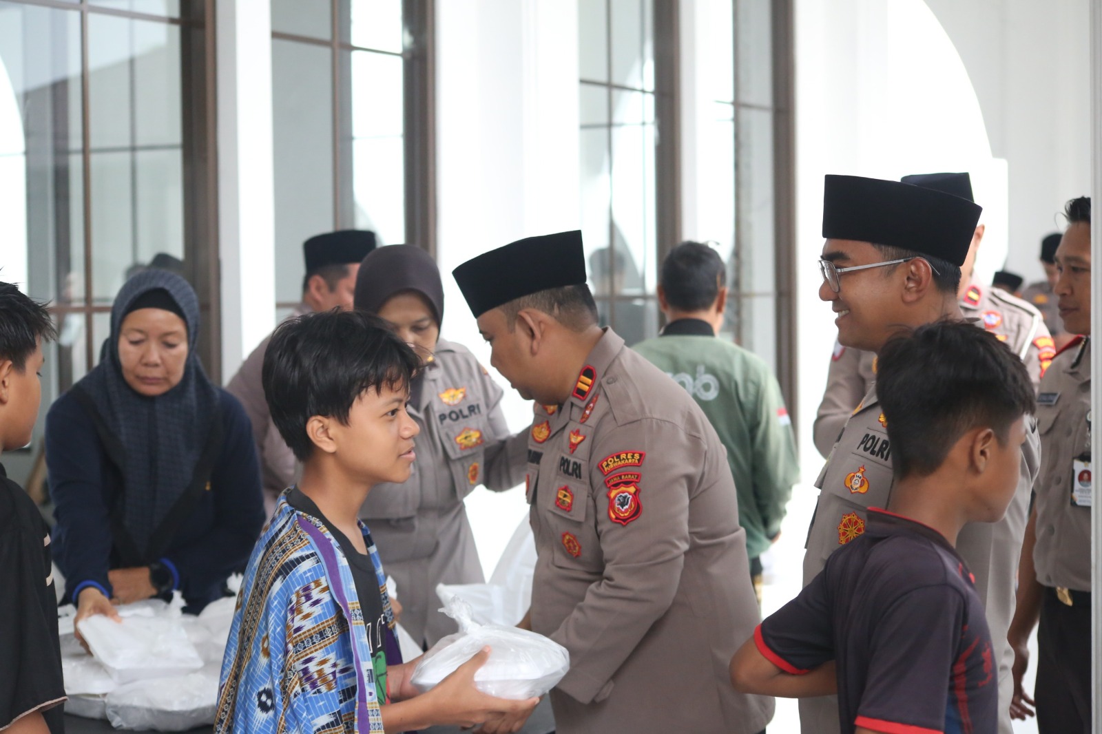 Jumat Berkah, Kapolres Purwakarta Berbagi Makanan kepada Anak-anak, Pererat Kedekatan dengan Masyarakat