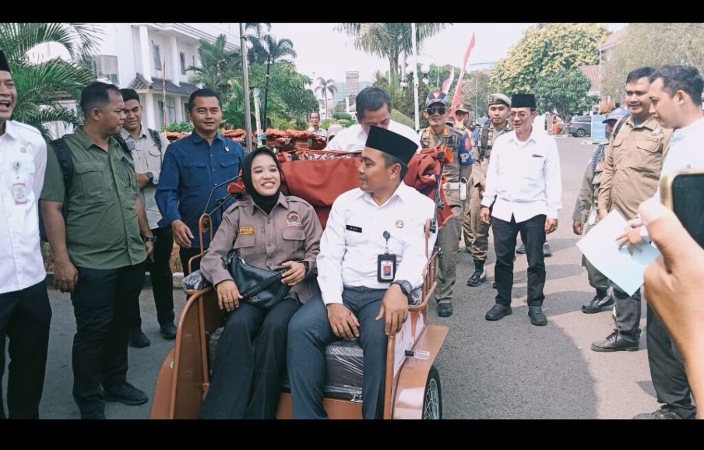 Bupati Karawang Uji Becak Listrik, 220 Unit Siap Disalurkan kepada Penarik Becak Lansia